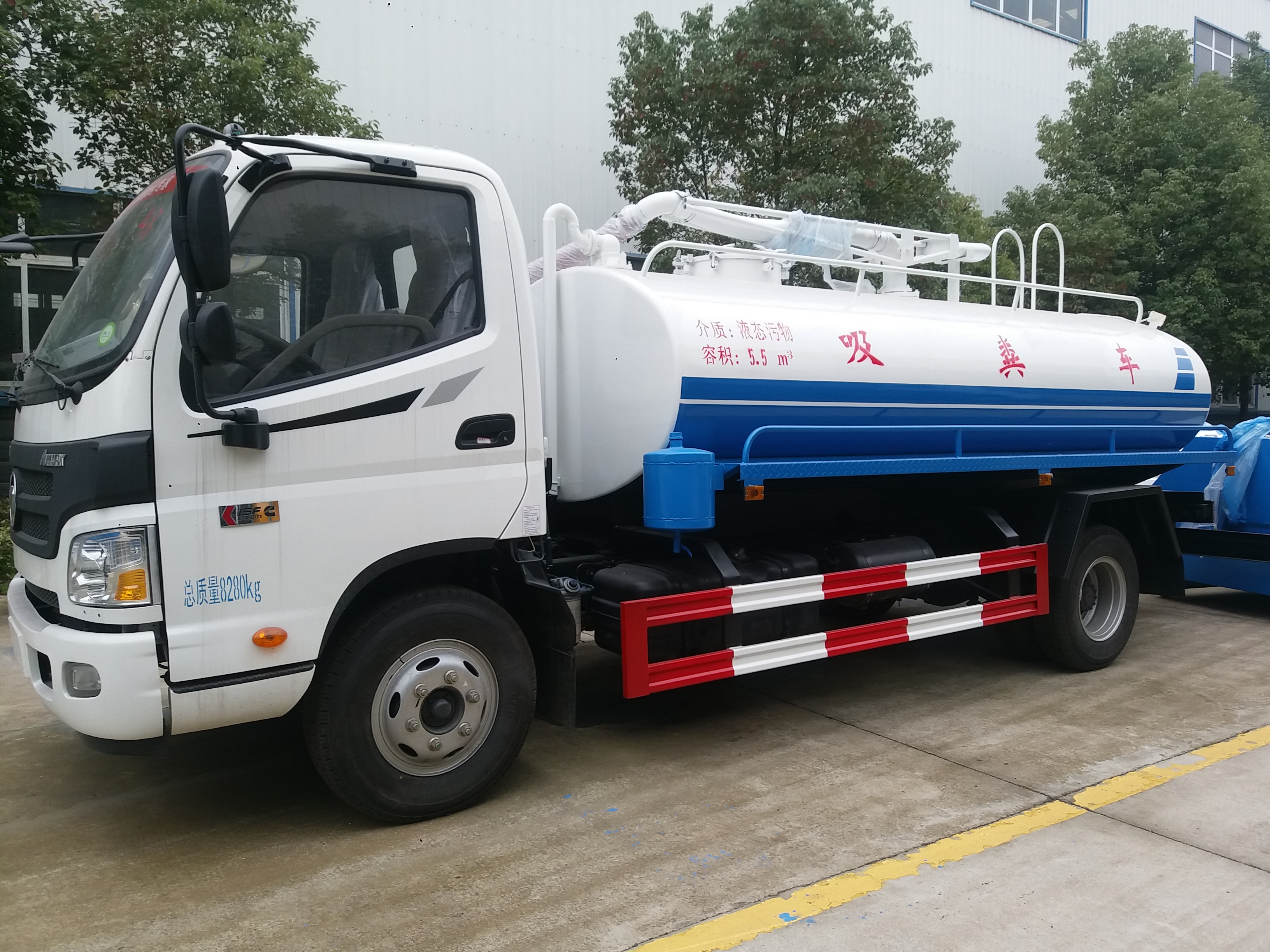 專業(yè)清潔，高效運(yùn)輸——?dú)W馬可吸糞車與多利卡車型高清圖集解析